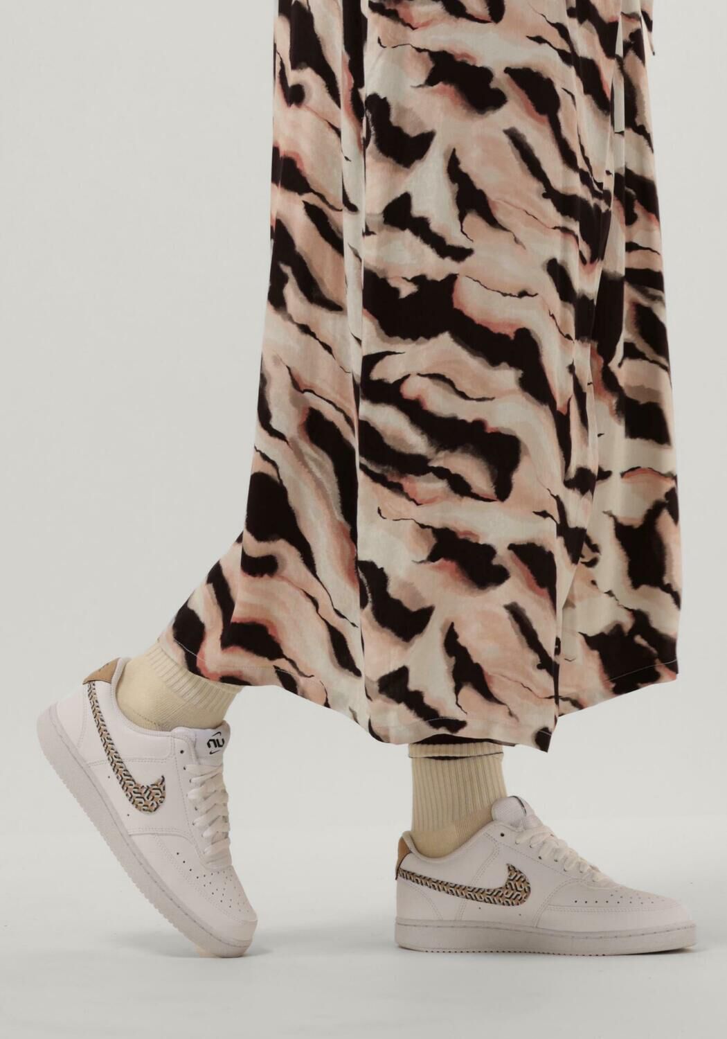 Wei&szlig;e NIKE Sneaker Low COURT VISION LOW WMNS - large