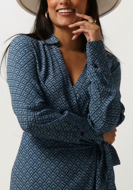 Blaue COLOURFUL REBEL Midikleid LEA SMALL GEO WRAP MIDI DRESS - large
