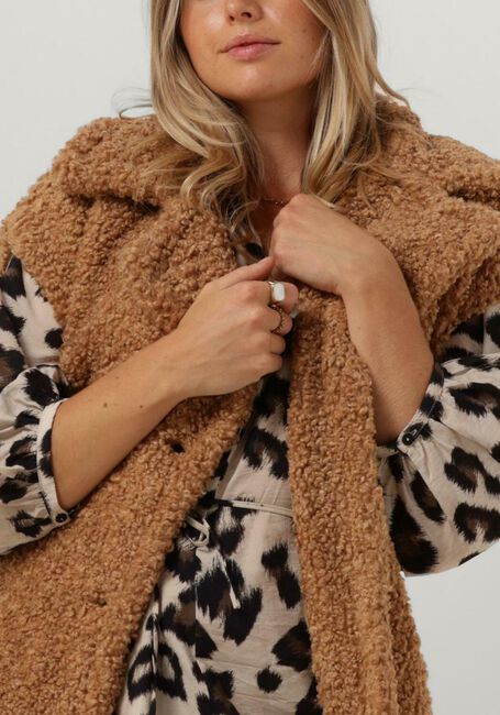 Cognacfarbene NOTRE-V Gilet BELTED TEDDY GILET - large
