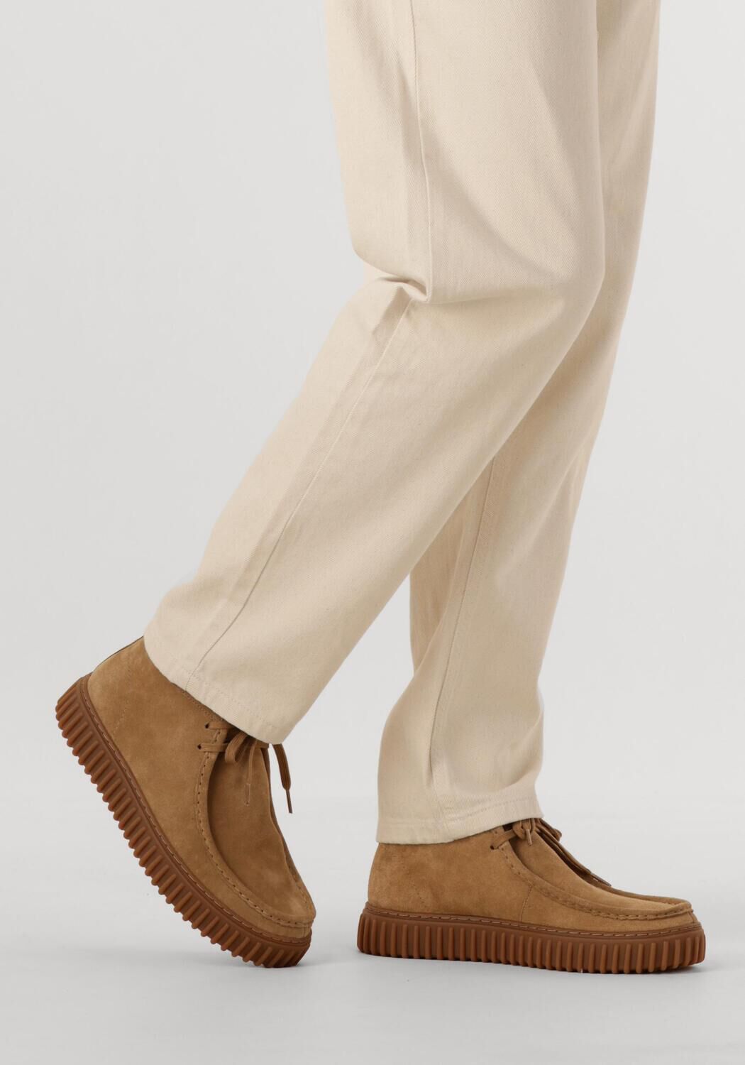 Camelfarbene CLARKS ORIGINALS Schn&uuml;rschuhe TORHILL HI HEREN - large