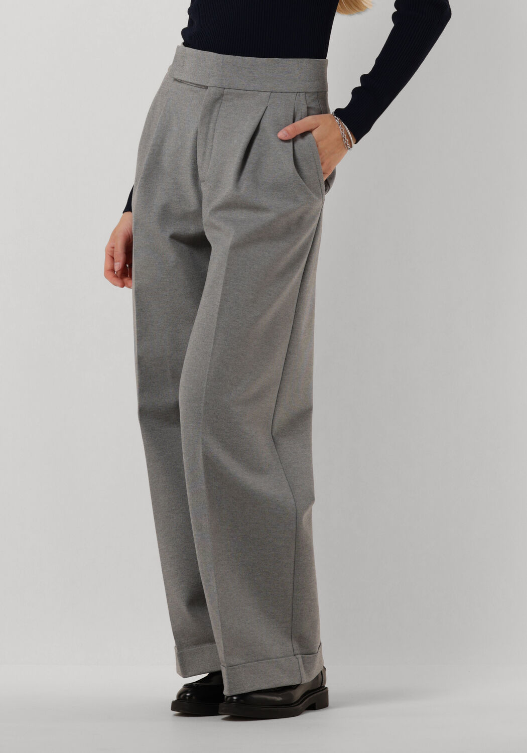 Graue weite hose