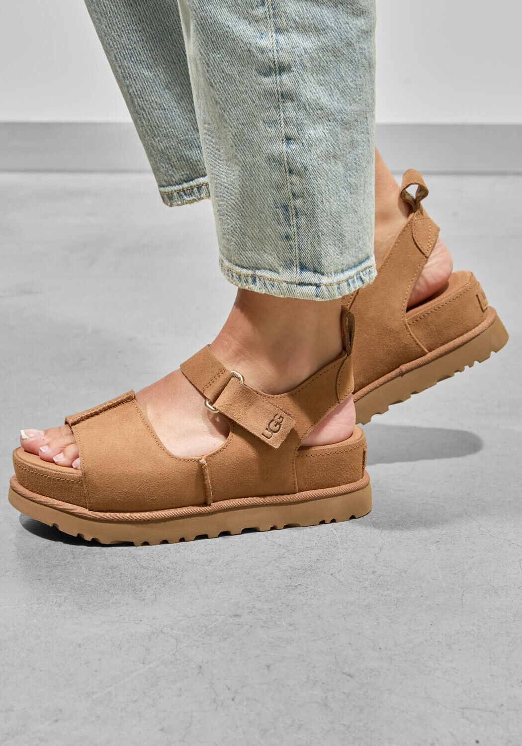 Cognacfarbene UGG Flache Sandalen W GOLDENSTAR HI - medium