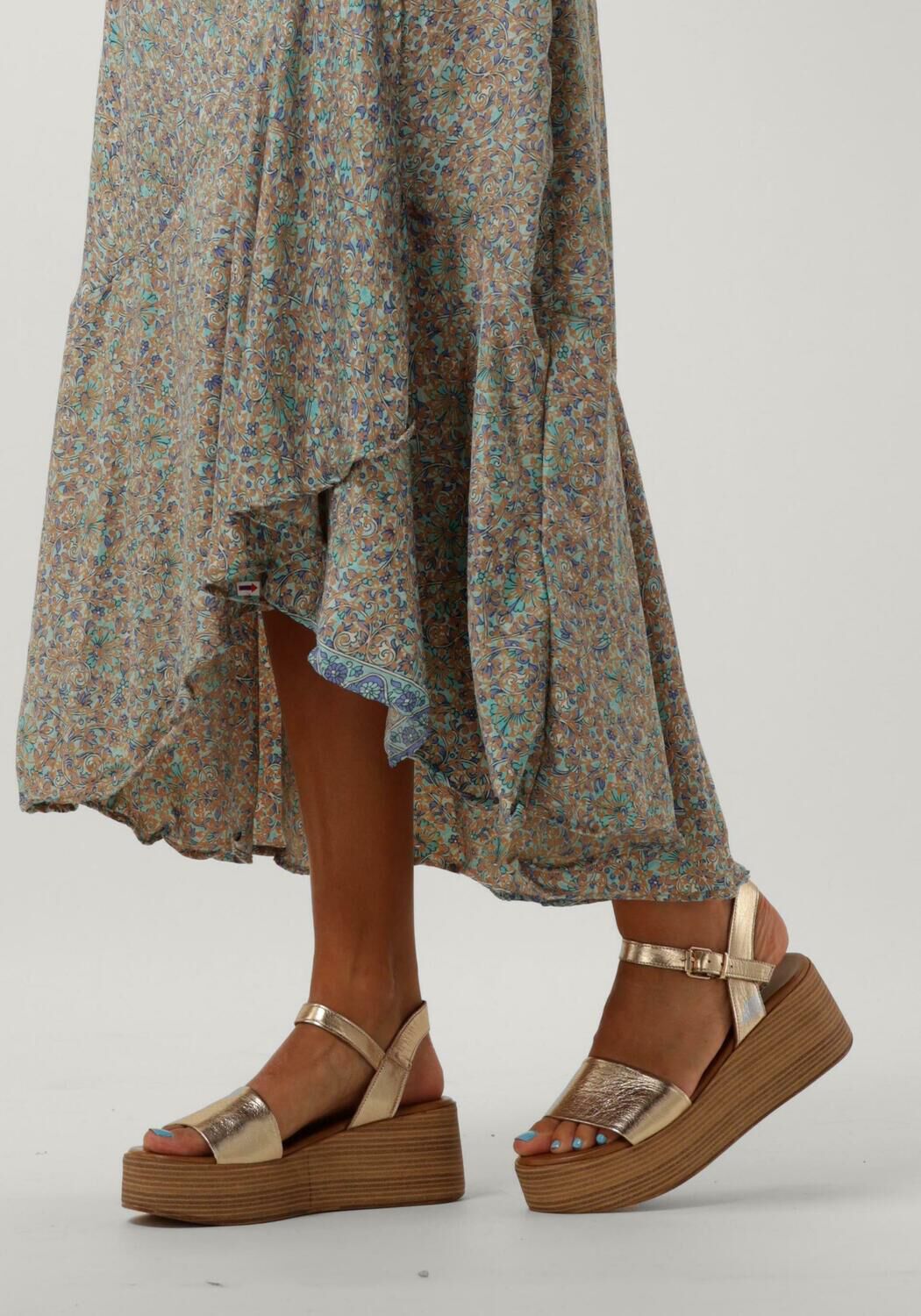 Goldfarbene NOTRE-V Sandalen 602034 - large