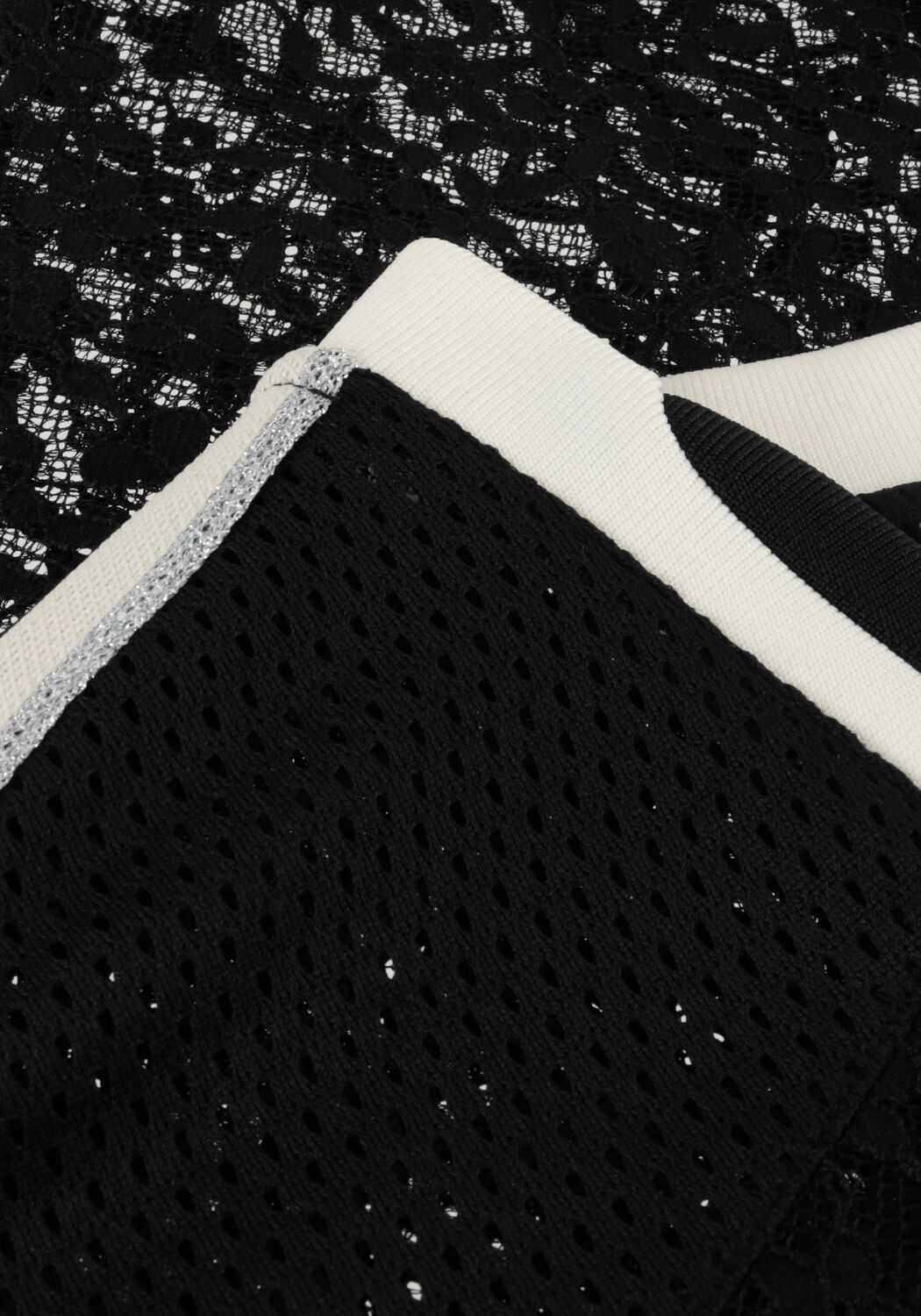 Schwarze HAUTE L'AMITI&Eacute; Tops & T-shirts LACE FOOTBALL V-BLOUSE - large