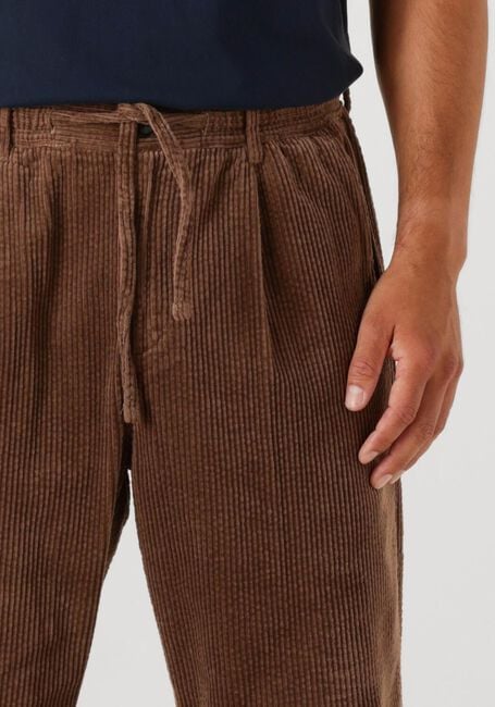 Braune ANERKJENDT Chino AKJAN CORD PLEAT PANTS - large