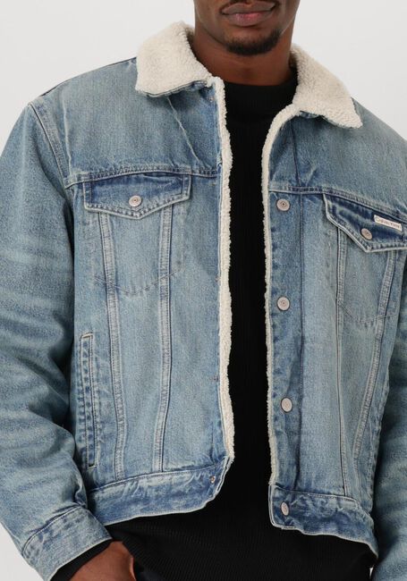 Hellblau CALVIN KLEIN Jeansjacke 90S SHERPA TRUCKER TINTED THUNDR - large