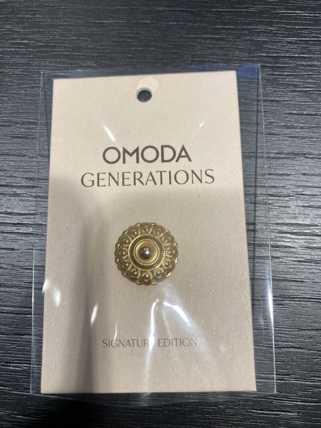Goldfarbig OMODA ATELIER Broche ZEEUWS KNOPJE - medium