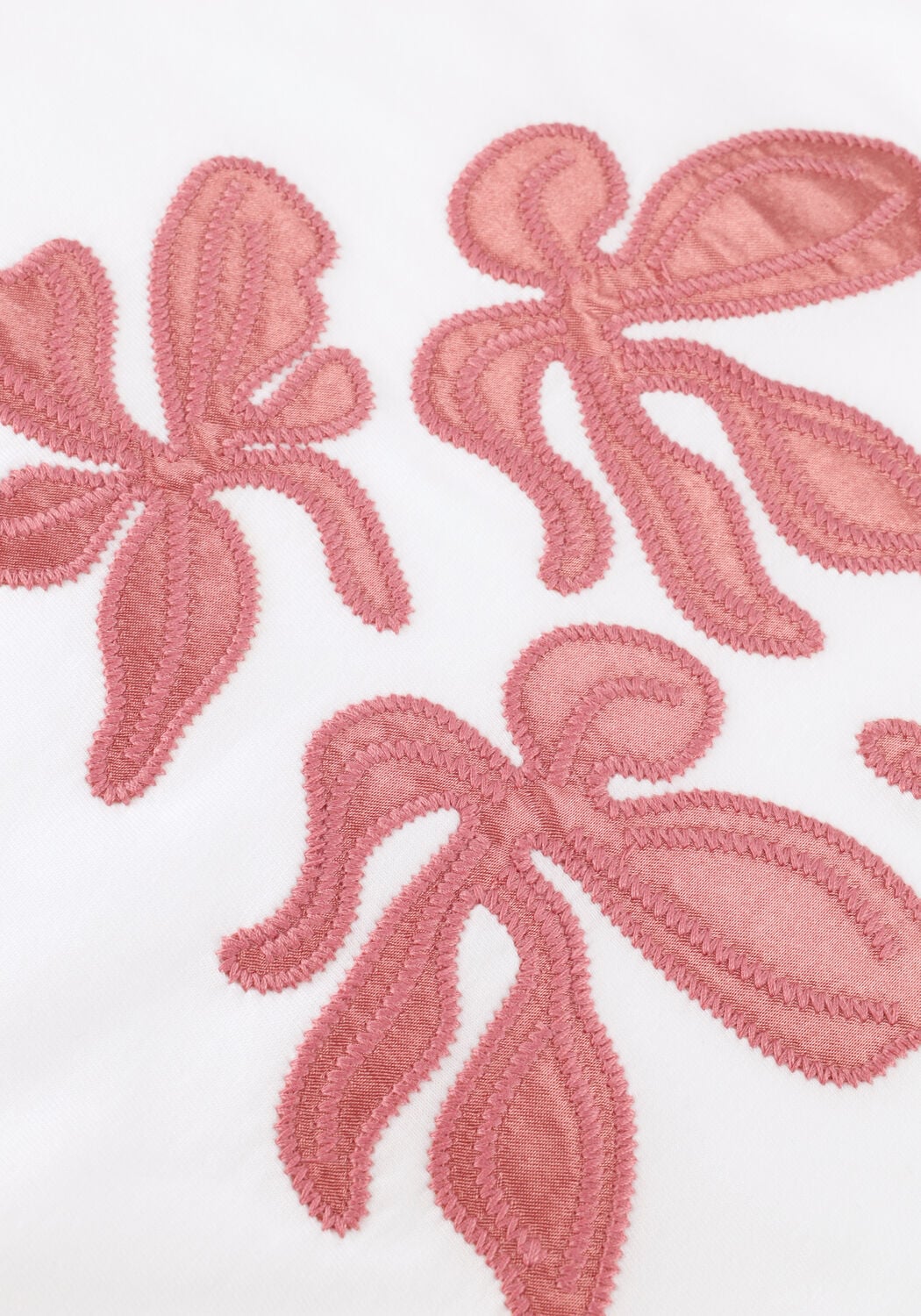Wei&szlig;e JANSEN AMSTERDAM Tops & T-shirts RILEY SHIRT CO 184 SHORT SLEEVE WIDE FIT SATIN EMBROIDERY FLOWER - large