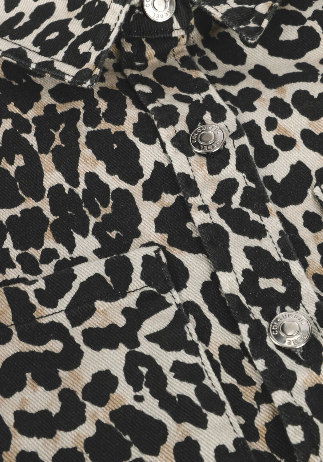 Braune COLOURFUL REBEL Blusen OLLE LEOPARD CROPPED DENIM BLOUSE - large