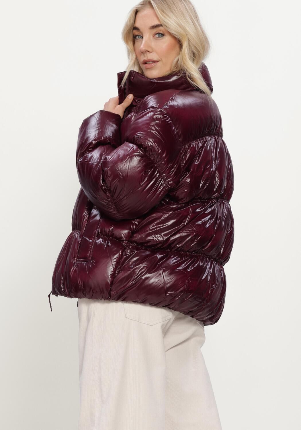 Bordeaux TOMMY JEANS Wattierte Jack TJW HIGH NECK SHINY PUFFER DOWN - large