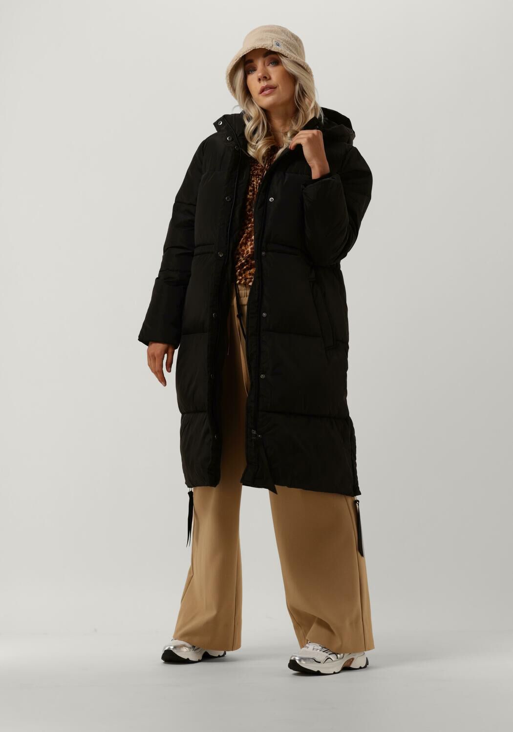 Schwarze SECOND FEMALE Wattierte Jack BUFF COAT Omoda