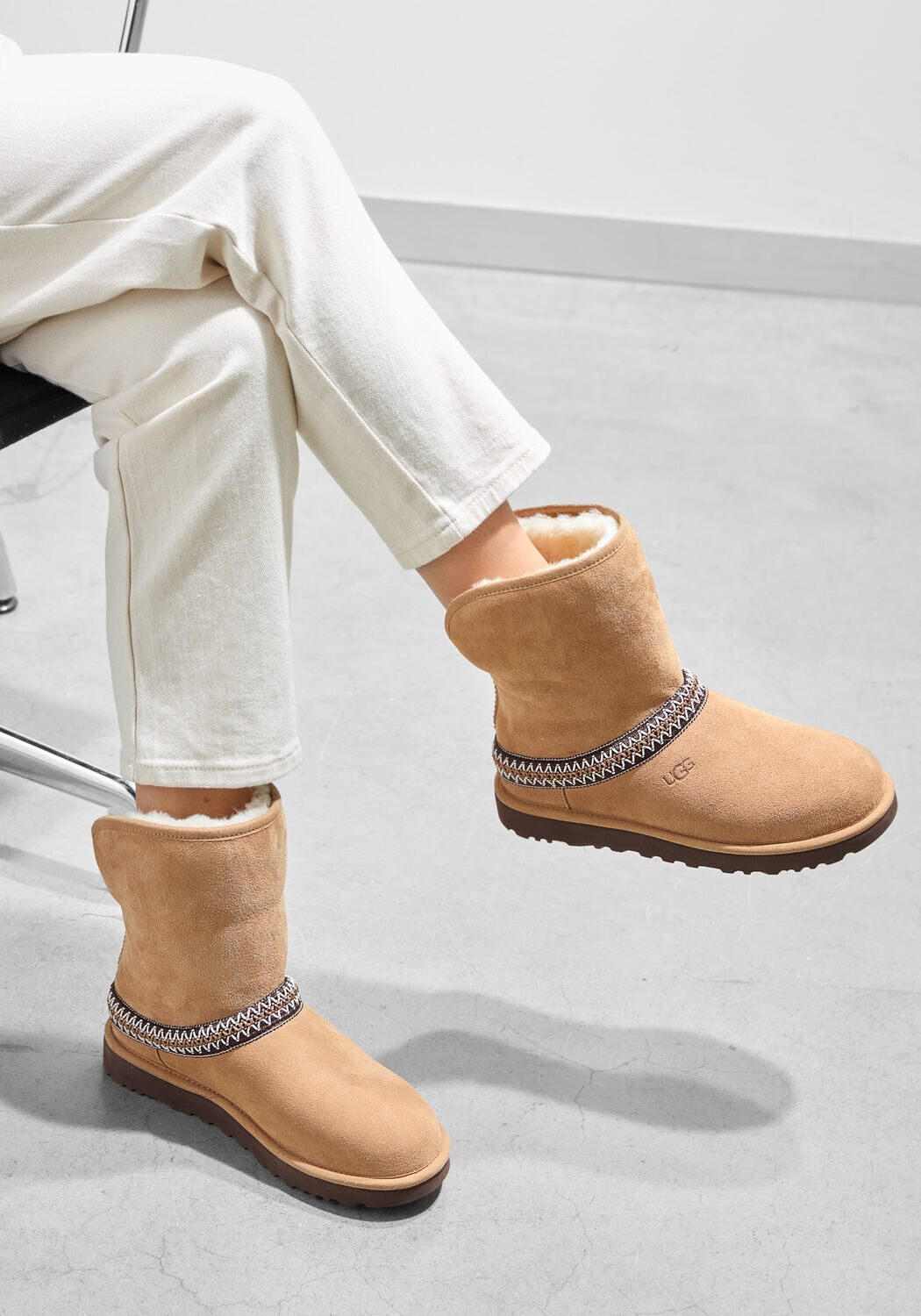 Cognacfarbene UGG Winterstiefel CLASSIC SHORT CRESCENT - medium