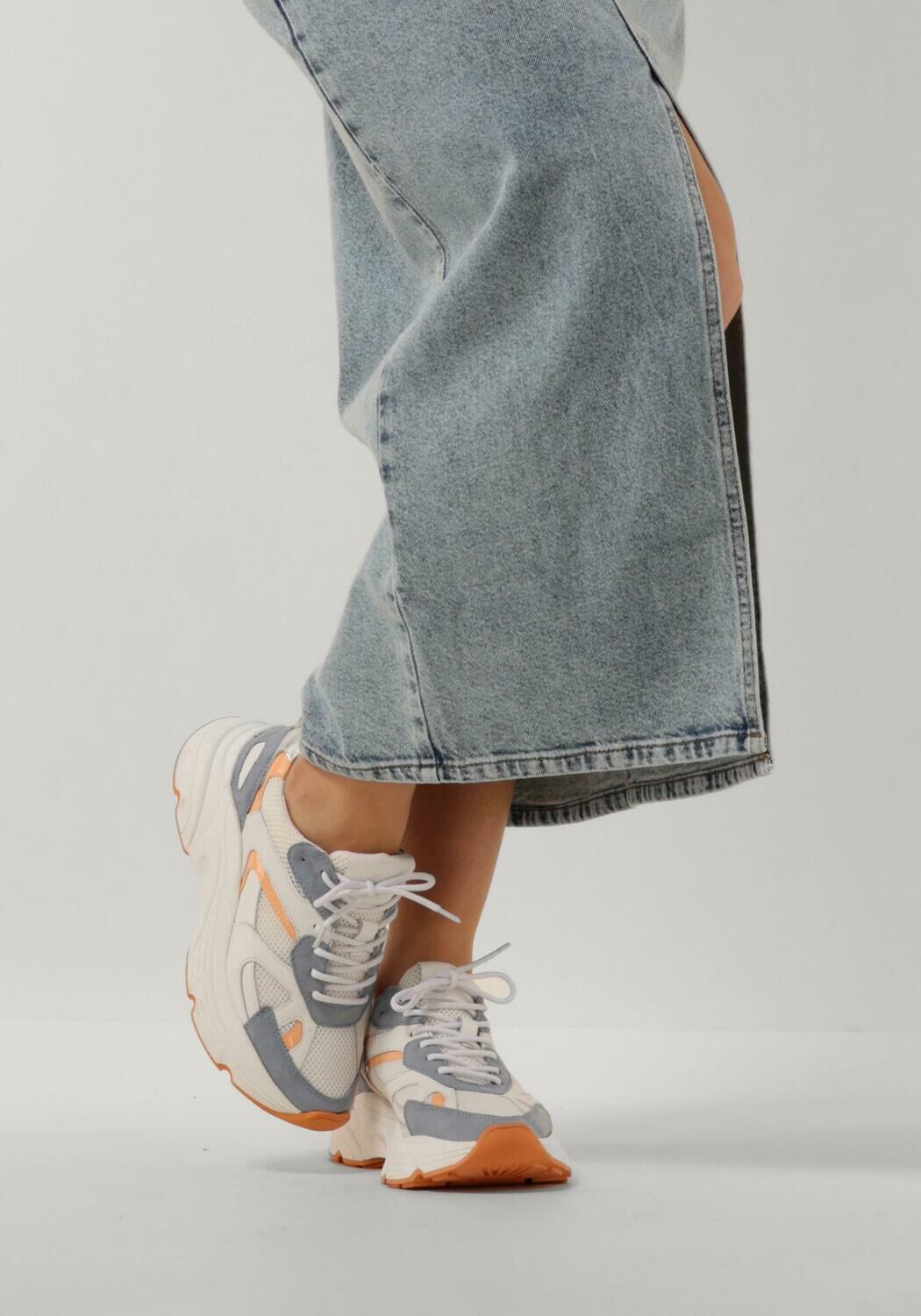 Wei&szlig;e OMODA Sneaker Low TOKIO - large