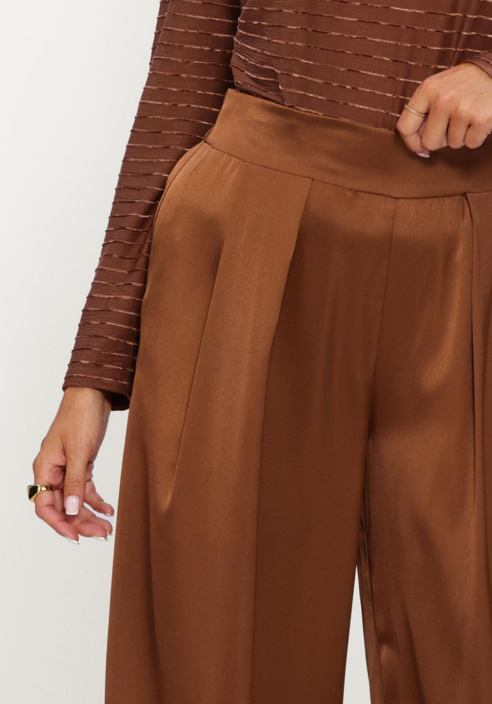 Braune NUKUS Weite Hose JUNE PANTS SHINY - large