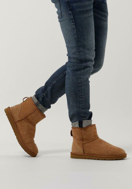 Camelfarbene UGG Winterstiefel M CLASSIC MINI - large