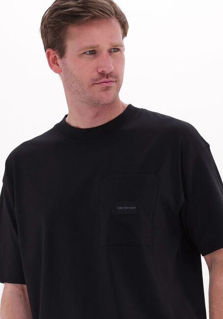 Schwarze CALVIN KLEIN T-shirt SHRUNKEN BADGE POCKET TEE - large
