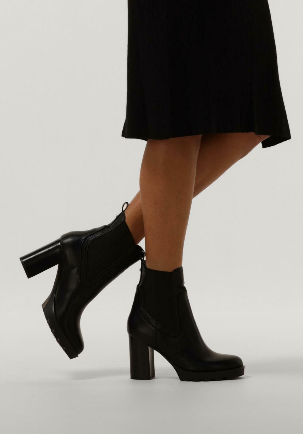 Schwarze GUESS Chelsea Boots NEBBY - large