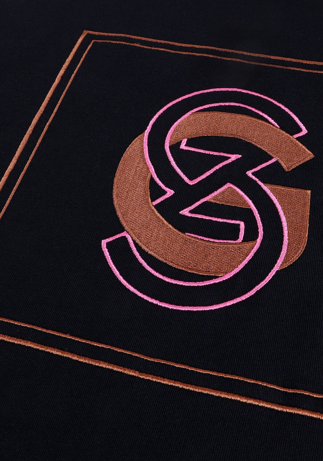 Schwarze GESTUZ T-shirt GISA SOLID TEE - large