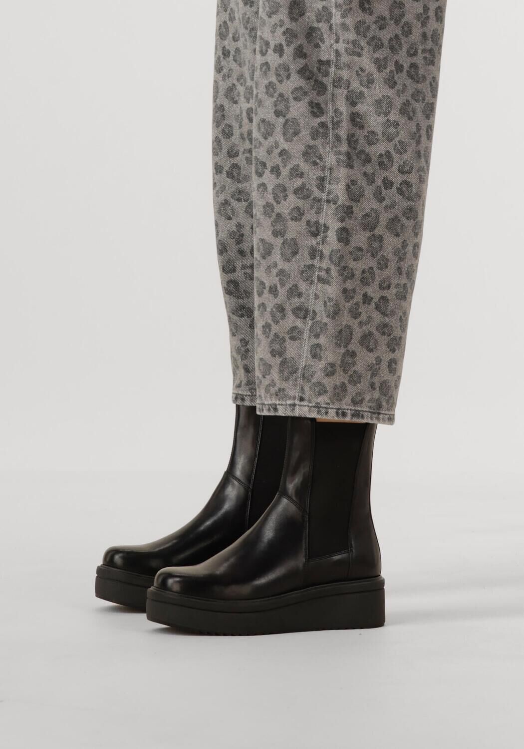 Schwarze VAGABOND SHOEMAKERS Chelsea Boots TARA - large