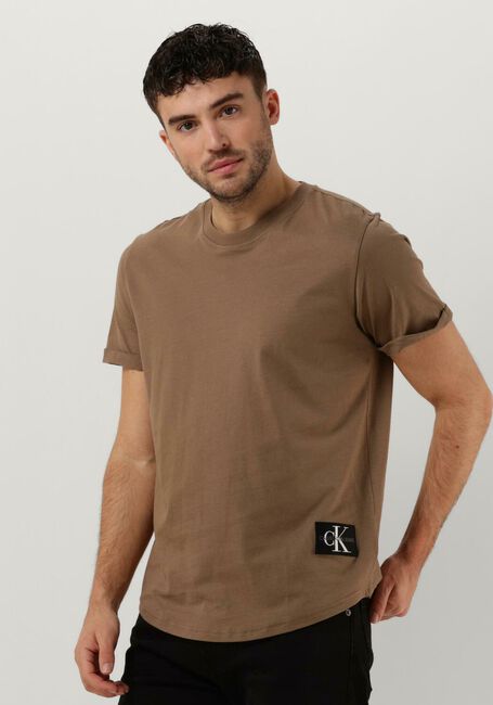 Braune CALVIN KLEIN T-shirt BADGE TURN UP SLEEVE - large