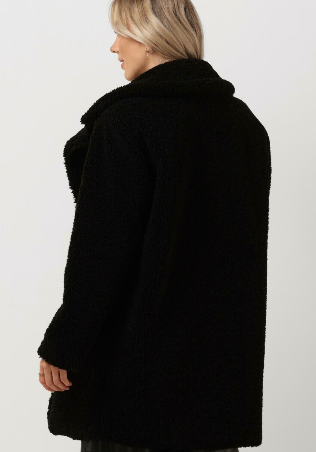 Schwarze NOTRE V Teddy Jacke TEDDY COAT SHORT Omoda