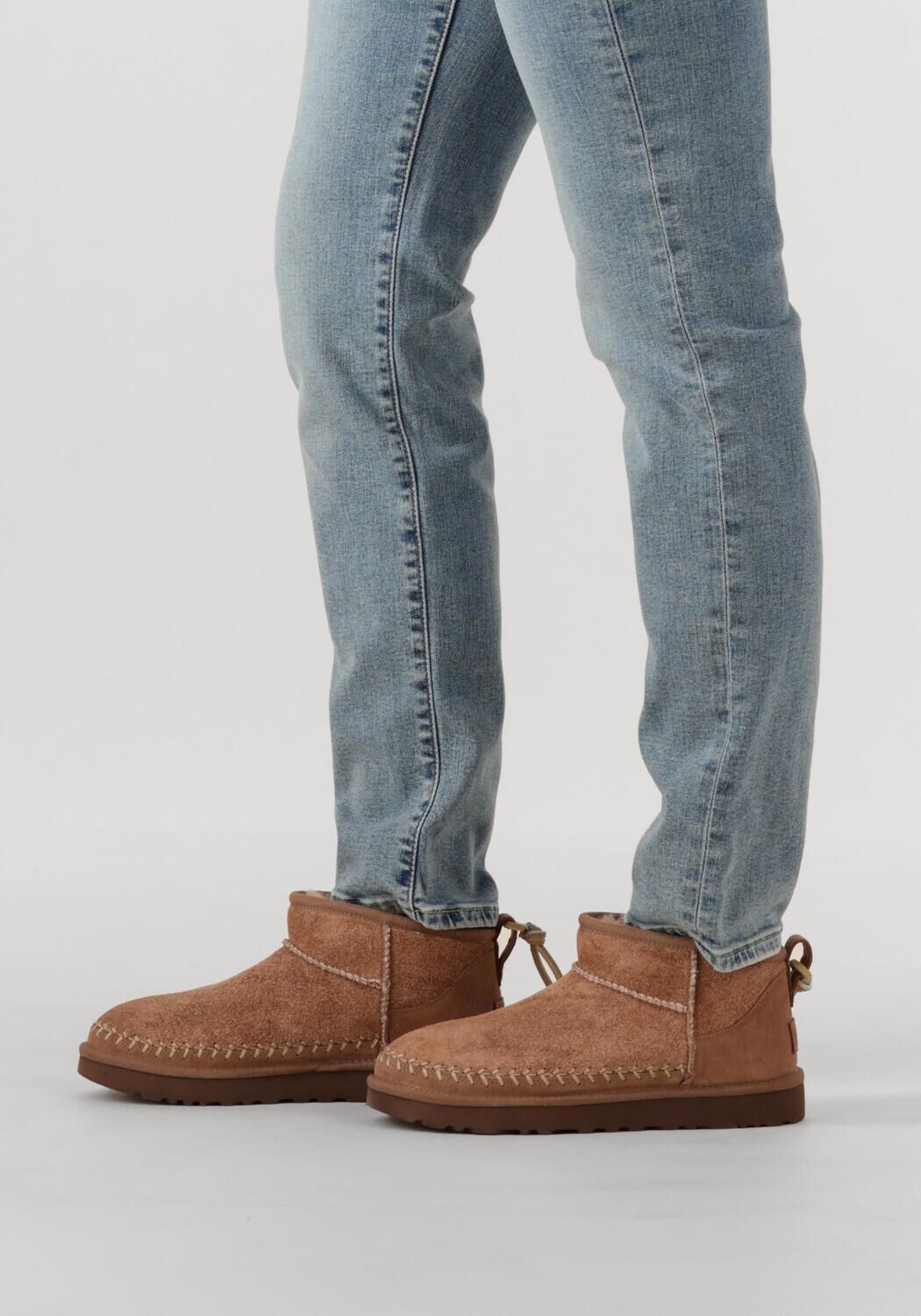 Braune UGG Winterstiefel W CLASSIC ULTRA MINI BIARRITZ - large