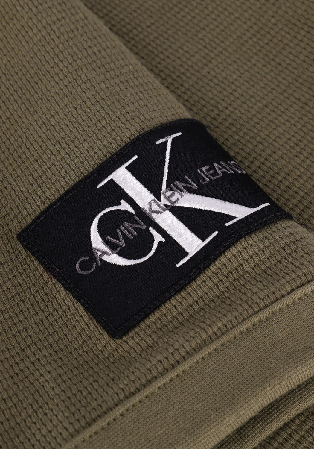 Olive CALVIN KLEIN T-shirt MONOGRAM BADGE WAFFLE SS TEE | Omoda