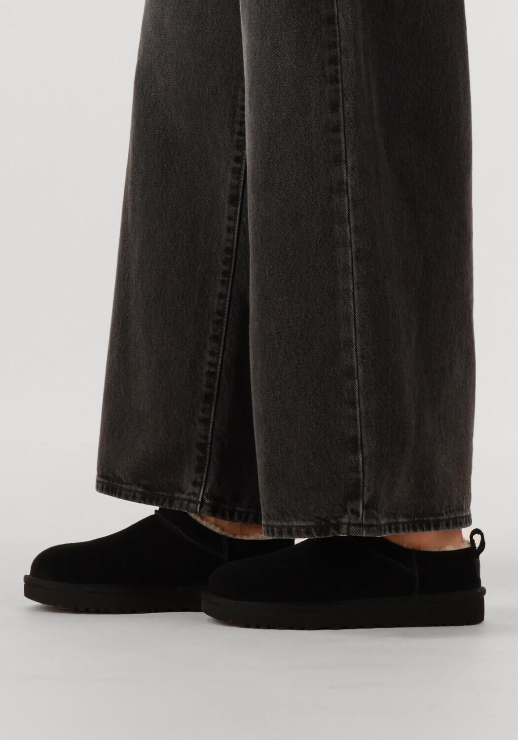 Schwarze UGG Slipper W CLASSIC MICRO - large