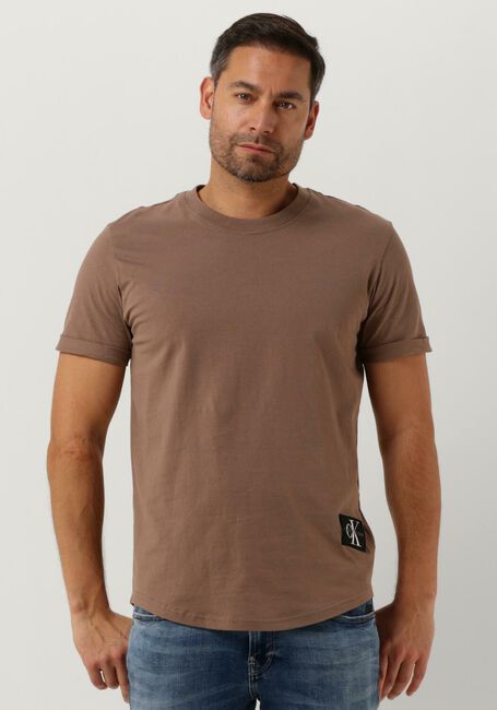 Braune CALVIN KLEIN T-shirt BADGE TURN UP SLEEVE - large