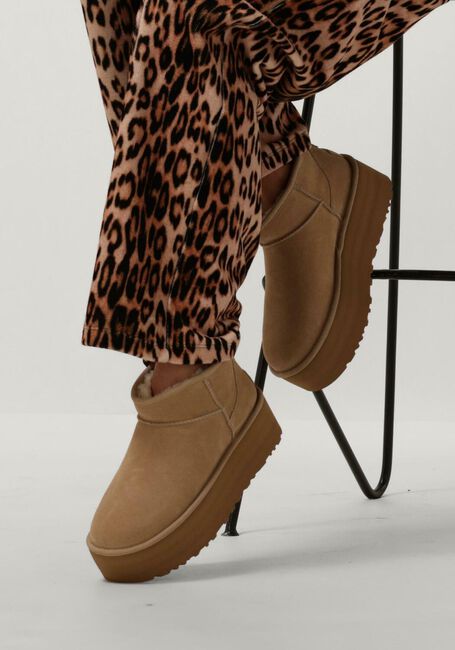 Beige UGG Winterstiefel W CLASSIC ULTRA MINI PLATFORM - large