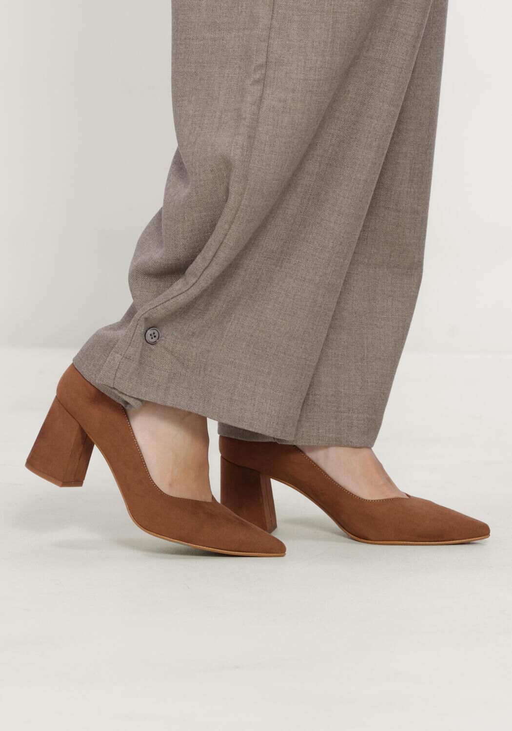 Camelfarbene NOTRE-V Pumps 2333C - large