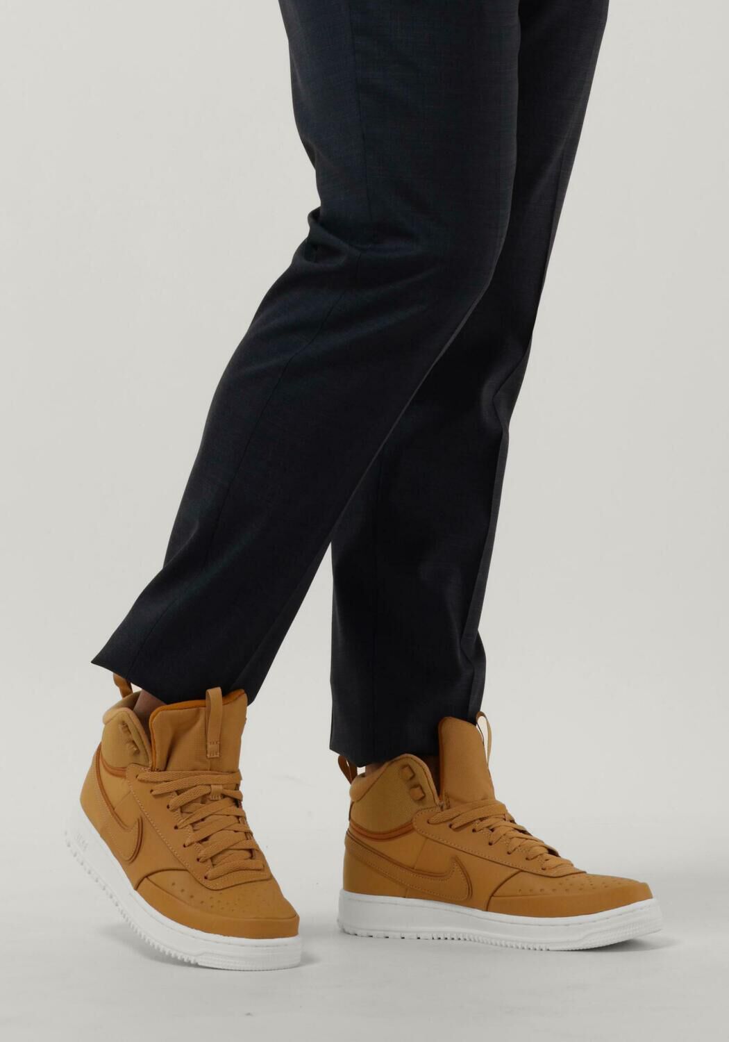 Camelfarbene NIKE Sneaker High COURT VISION MID MEN - large