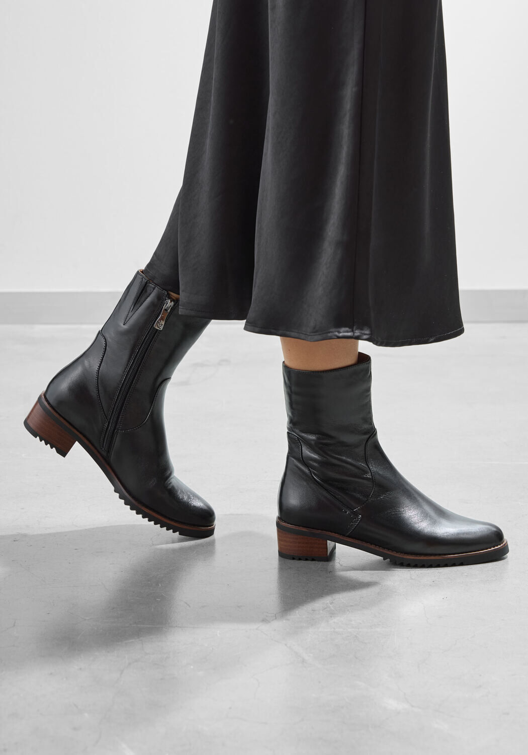 Schwarze EVERYBODY Stiefeletten BEE - large