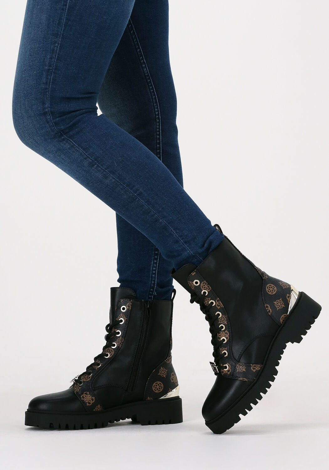 Schwarze GUESS Schn&uuml;rboots OMALA - large