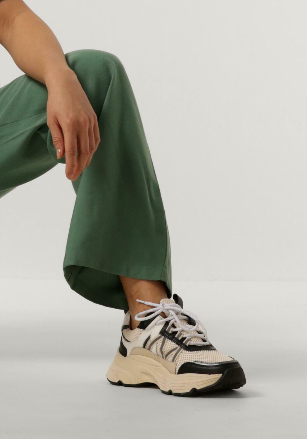 Schwarze OMODA Sneaker Low TOKIO - large