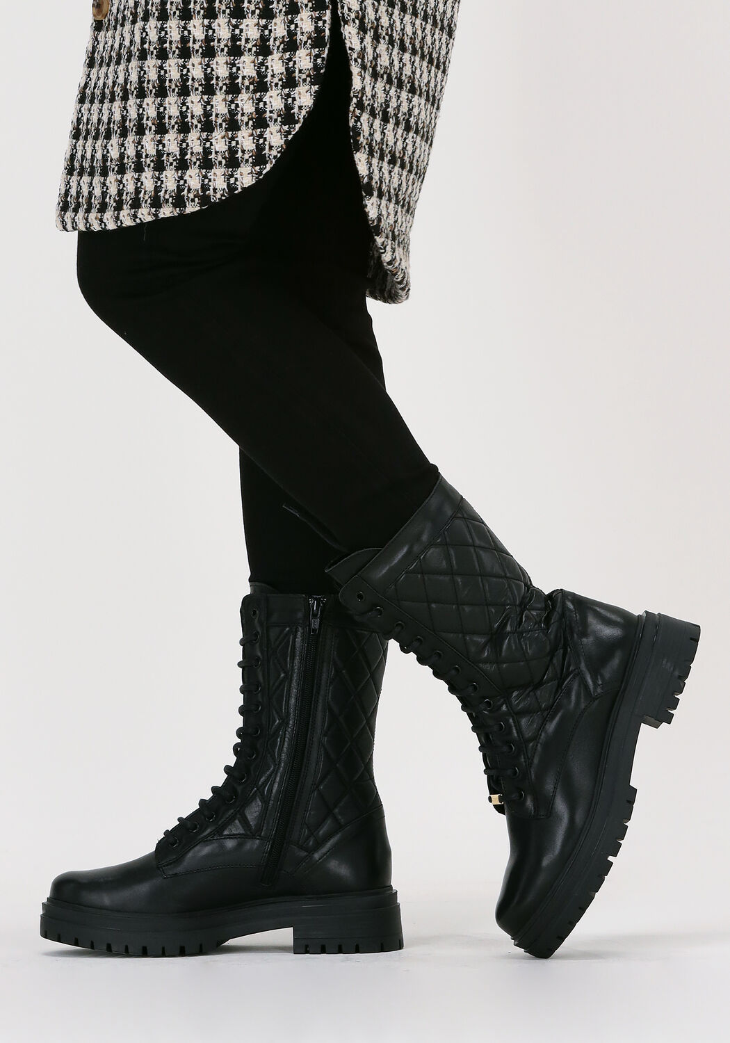 Schwarze NIKKIE Schn&uuml;rboots PEBBEL BOOTS - large