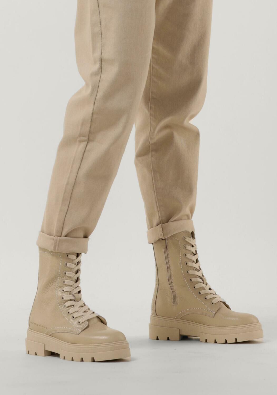 Lace up boots beige top