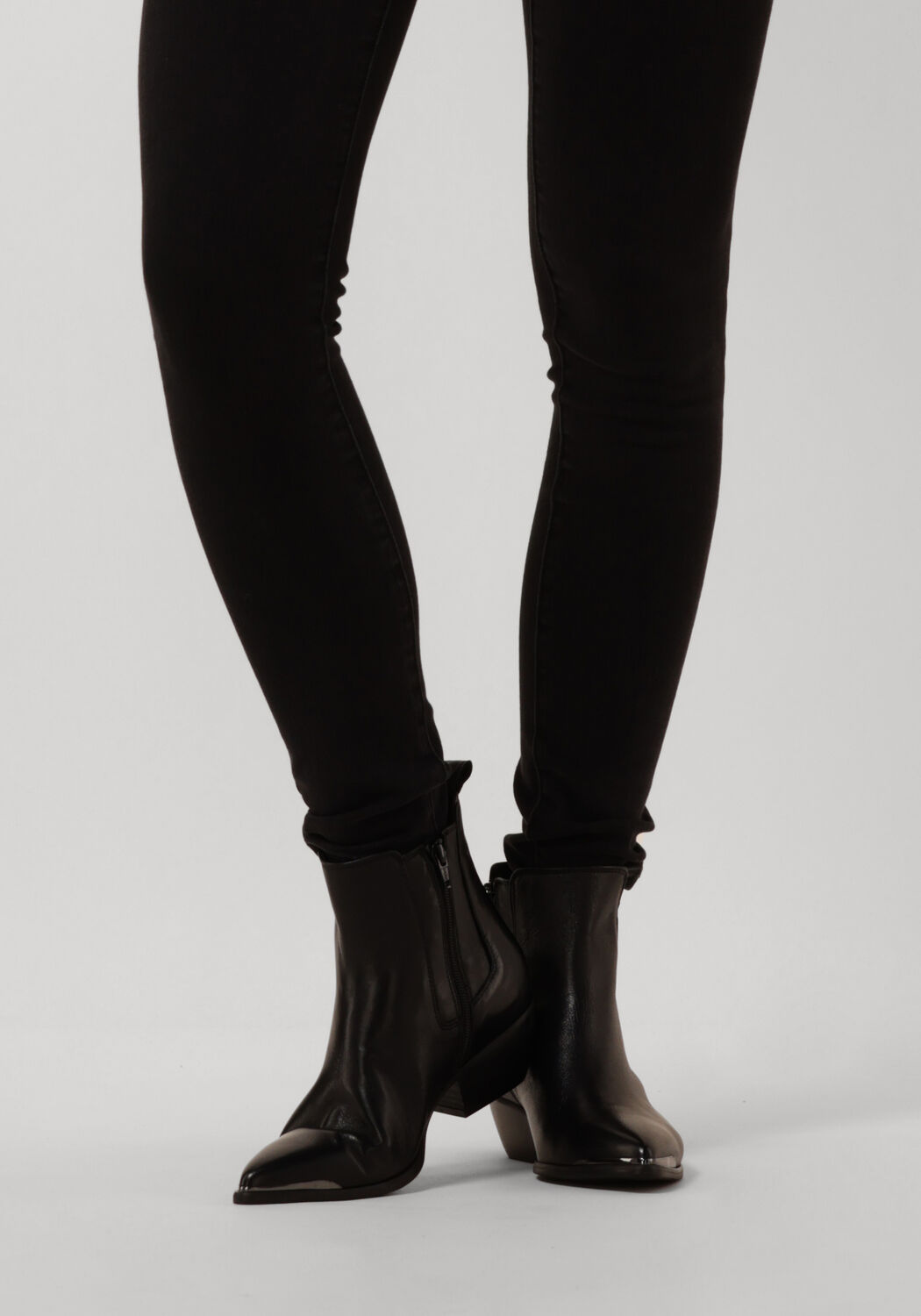 Schwarze NOTRE-V Stiefeletten AR230 - large