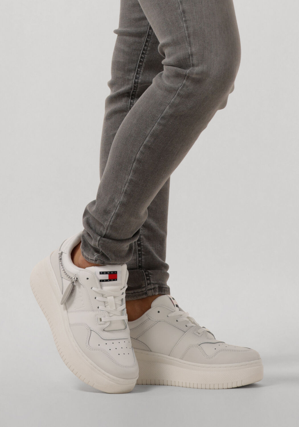 Wei&szlig;e TOMMY JEANS Sneaker Low TJW RETRO BASKET FLATFORM - large