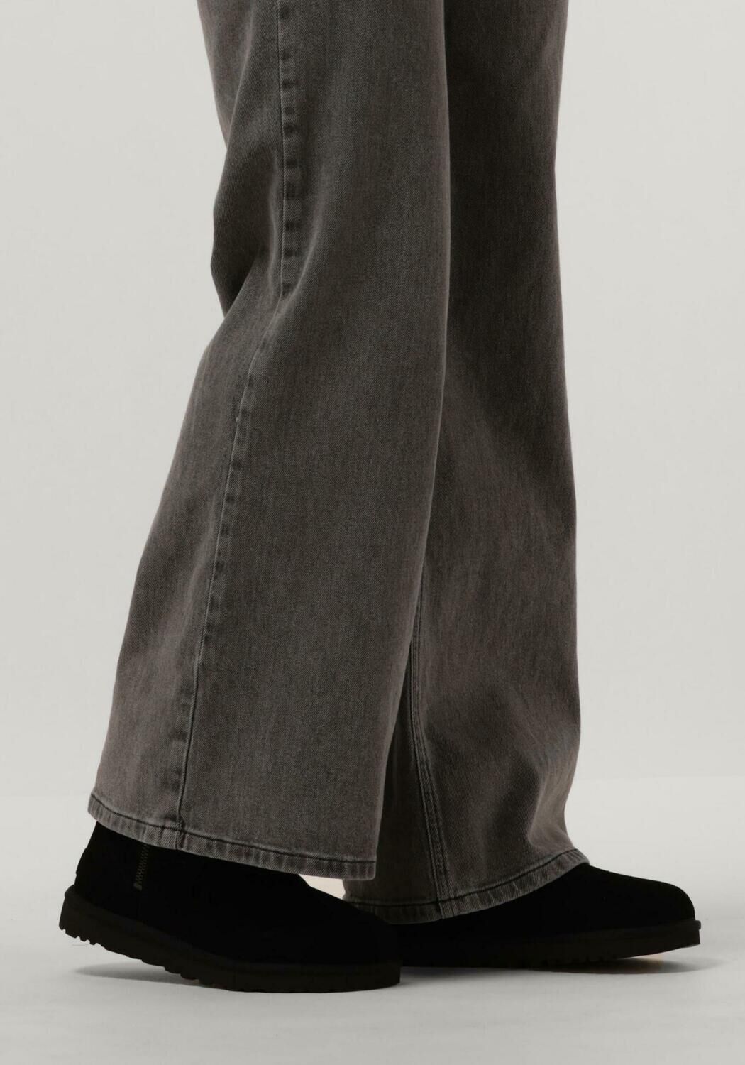 Schwarze UGG Winterstiefel CLASSIC MINI BAILEY ZIP - large