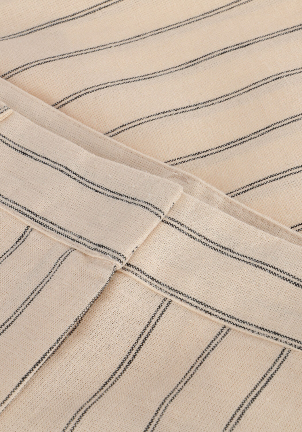 Sand SELECTED WOMEN Hosen SLFHILDA MW SHORTS PIN STRIPE - large