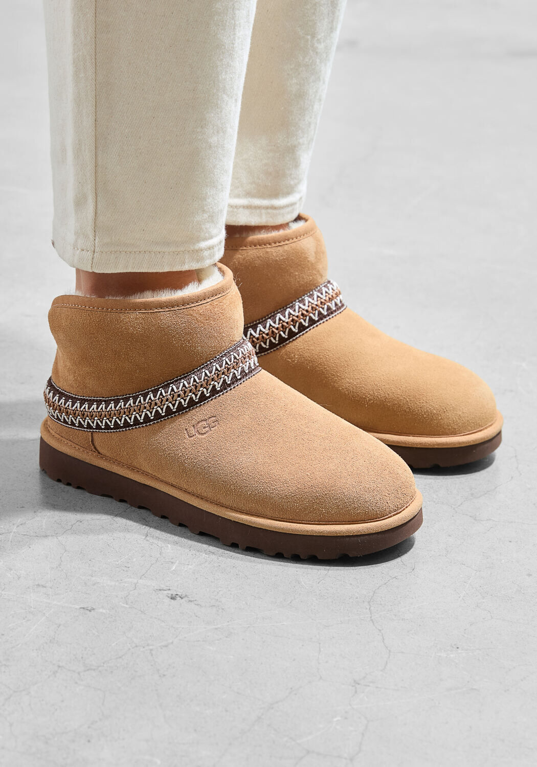 Cognacfarbene UGG Winterstiefel CLASSIC MINI CRESCENT - medium