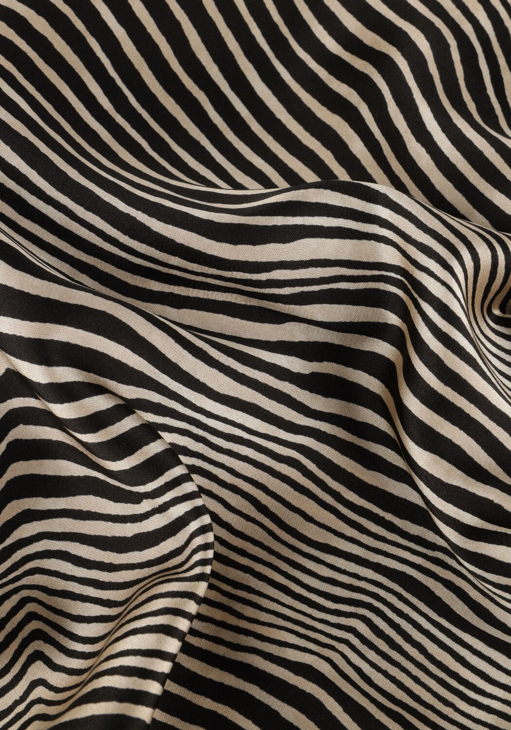 Schwarze NEO NOIR Midikleid ISOABEL FLOATING WAVE DRESS - large