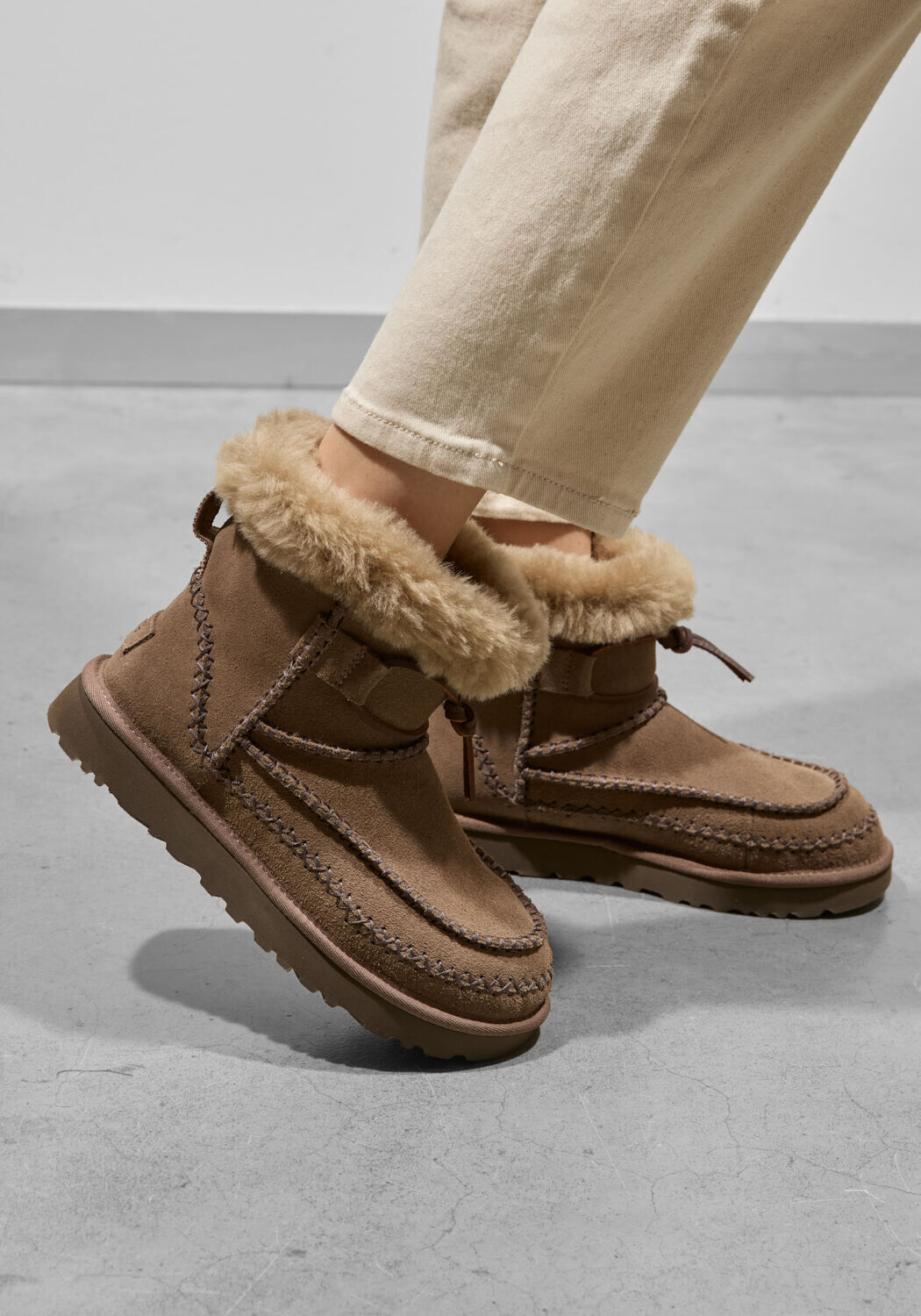 Braune UGG Winterstiefel CLASSIC MINI ALPINE - large