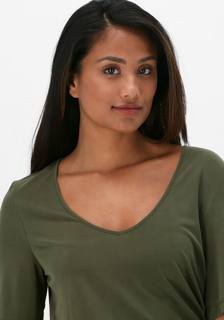 Grüne ANOTHER LABEL T-shirt MAGNOLIA V-NECK T-SHIRT S/S - large