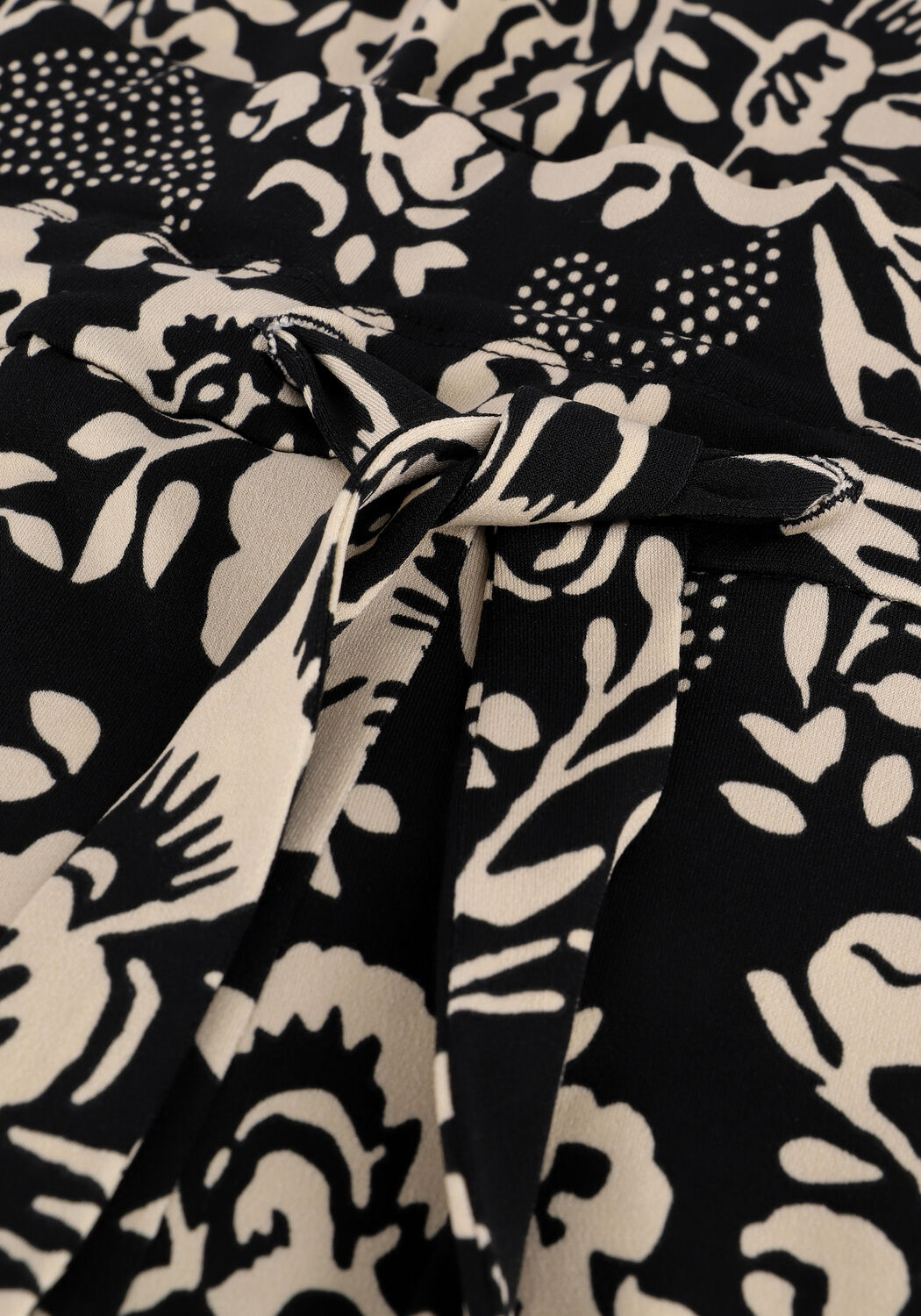 Schwarze VANILIA Chino FLORAL LOOSE CHINO - large