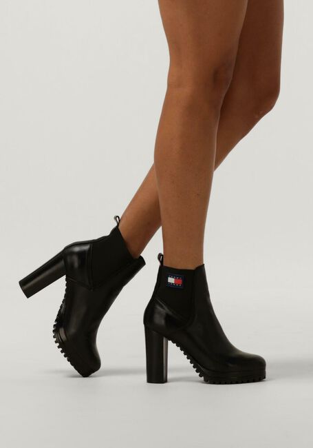 Schwarze TOMMY JEANS Stiefeletten TJW NEW ESS HIGH HEEL BOOT - large