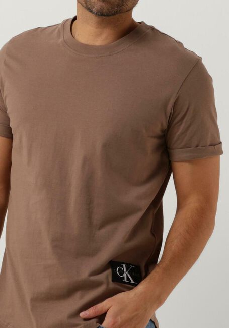 Braune CALVIN KLEIN T-shirt BADGE TURN UP SLEEVE - large