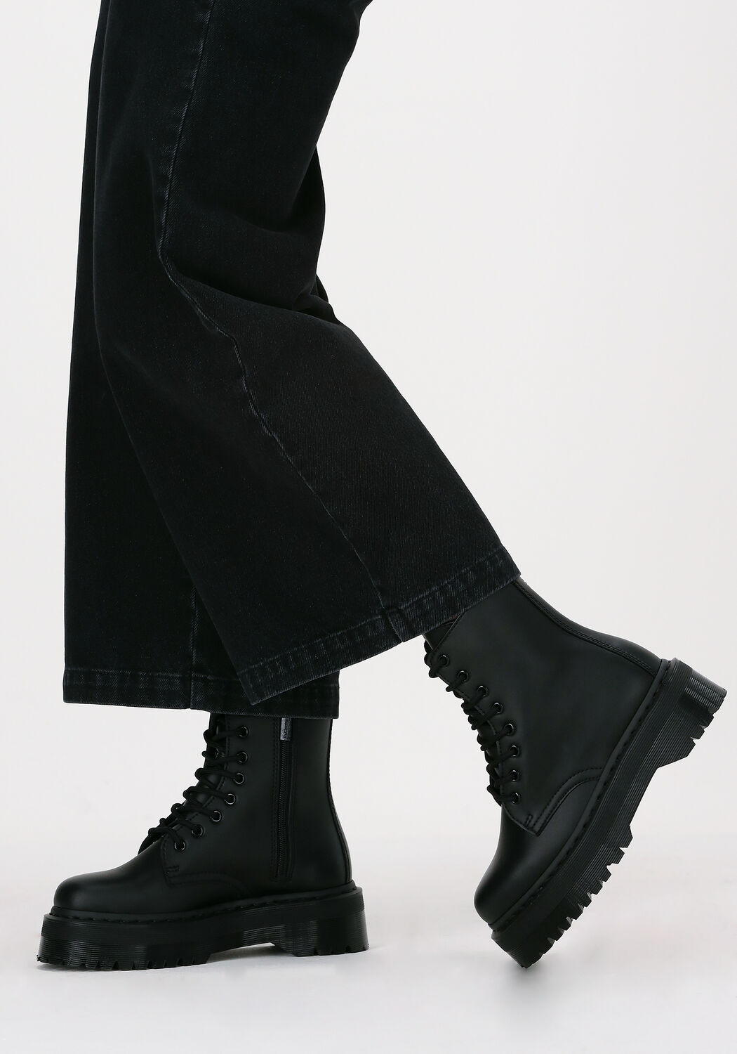 Schwarze DR MARTENS Schn&uuml;rboots VEGAN JADON II MONO - large