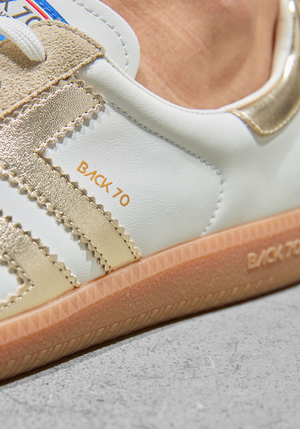 Goldfarbene BACK70 Sneaker Low CLOUD - large